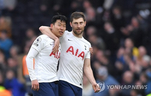 손흥민과 벤 데이비스. [EPA=연합뉴스]